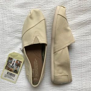 BRAND NEW pair of Toms!💕